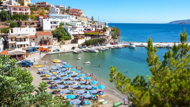 Un turist a zăcut mort ore în șir pe șezlong, pe o plajă din Creta