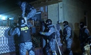 Percheziții la persoane care furau cardurile bătrânilor