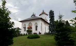 O femeie a murit, alte două sunt rănite, după ce un autoturism a lovit un grup de oameni în curtea mănăstirii Cernica