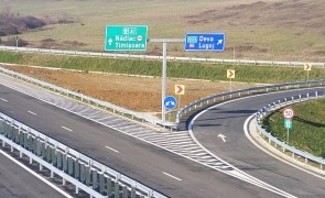 Un șofer, cu doi copii în mașină, gonea pe autostradă cu 243 de km/oră