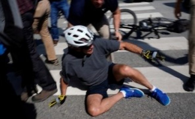 Joe Biden a fost implicat într-un incident: a căzut de pe bicicletă când a mers să-și salute fanii! Video
