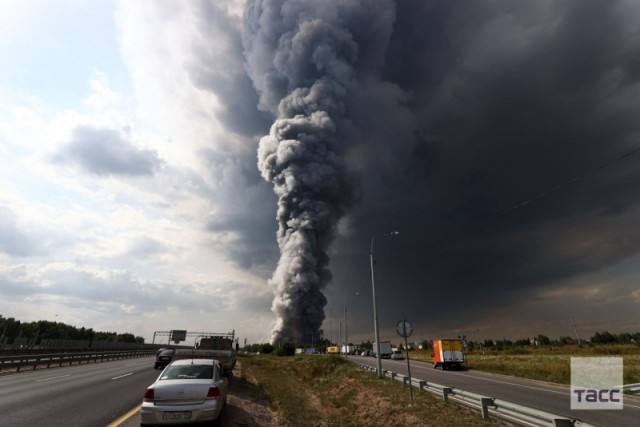 Incendiu uriaș lângă Moscova: Arde depozitul unui mare comerciant online. Video