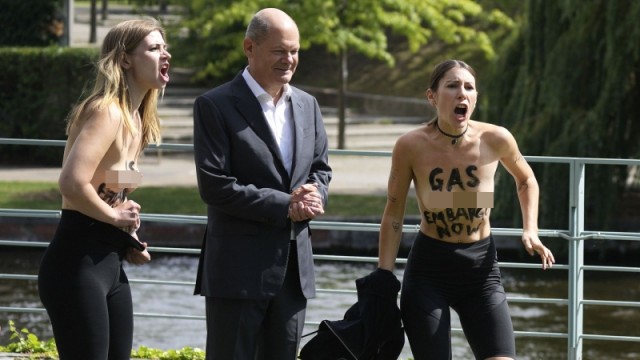 Două femei s-au dezbrăcat lângă Olaf Scholz și au protestat topless