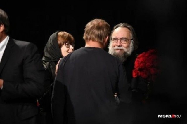 Altă imagine stranie de la înmormântarea Dariei Dughina: Tatăl ei a fost surprins zâmbind