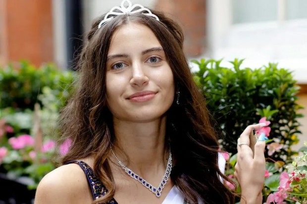 O studentă ajuns în finala Miss Anglia fără să se machieze