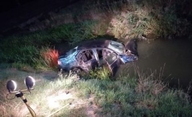 O mașină în care se aflau cinci tineri a plonjat direct într-un râu