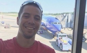 Bărbatul care a furat un avion și a amenințat că-l prăbușește peste un supermarket a fost acuzat de 'amenințări teroriste'