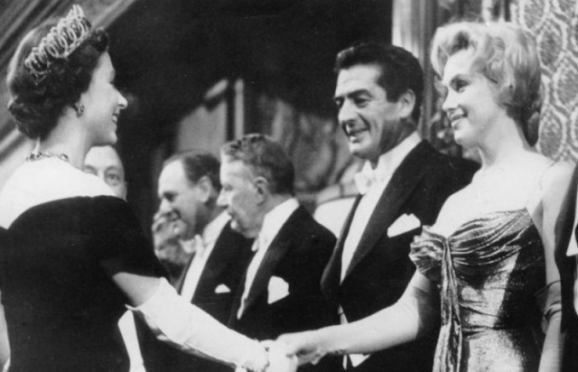 Moment iconic din anii '50: întâlnirea dintre Regina Elisabeta a II-a și Marilyn Monroe