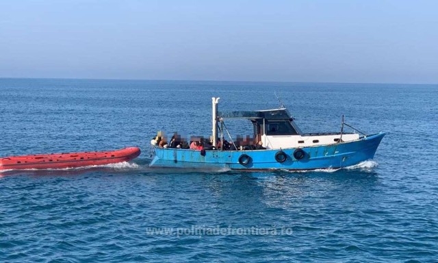 Ambarcațiunea ticsită cu migranți, prinsă în Marea Neagră de Poliția de Frontieră, scoasă la mezat