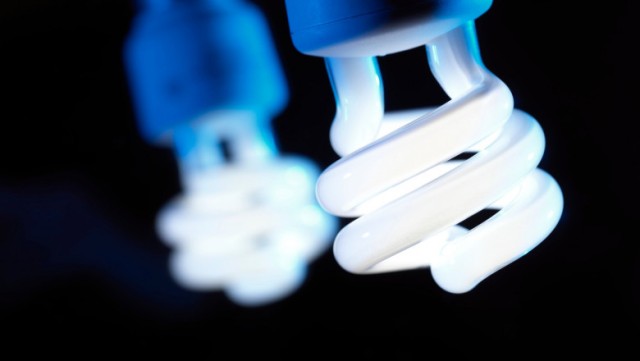 Guvernul vrea să schimbe becurile din instituții pentru a economisi energie