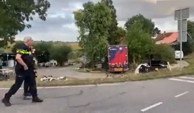 Cel puţin doi morţi, după ce un camion a intrat într-un grup de oameni care participau la un picnic. Video