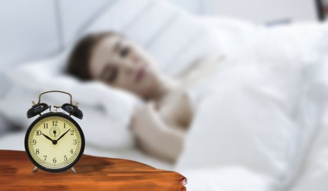 Motivul pentru care oamenii dorm mai prost în ultima vreme. Pierdem 40 de ore de somn anual