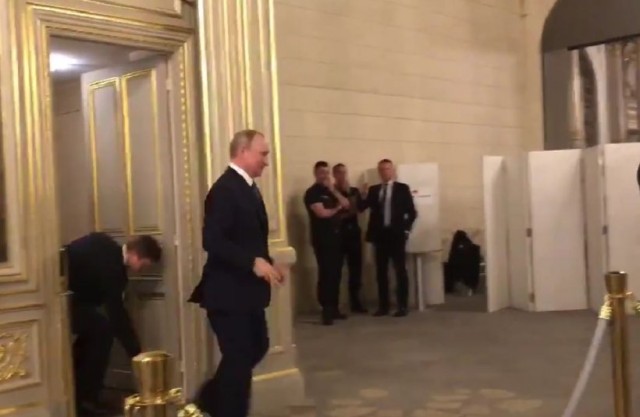 Motivul pentru care Vladimir Putin se duce cu șase oameni după el la WC