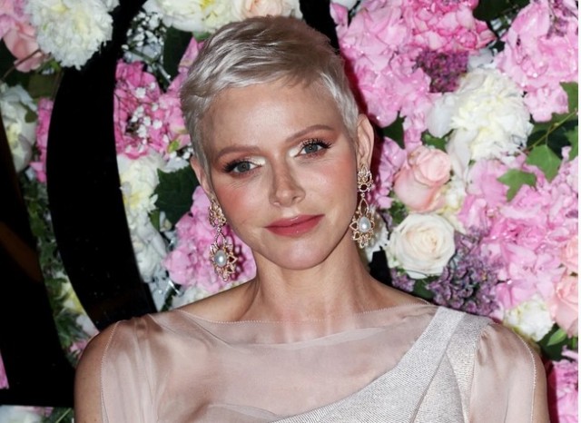 Charlene de Monaco, divină într-o jachetă Louis Vuitton. Așa a apărut în fața turiștilor de la palat