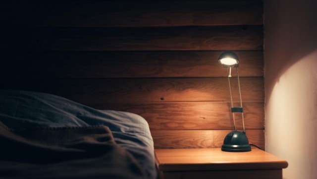 Somnul cu o sursă de lumină în cameră îngrașă și crește riscul unor afecțiuni grave