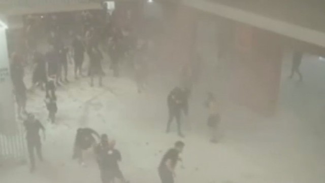 Bătaie între suporteri și jandarmi la meciul dintre Dinamo și CSA Steaua. Video