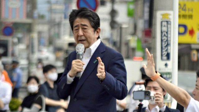 Fostul premier japonez Shinzo Abe a fost asasinat în timp ce ținea un discurs electoral