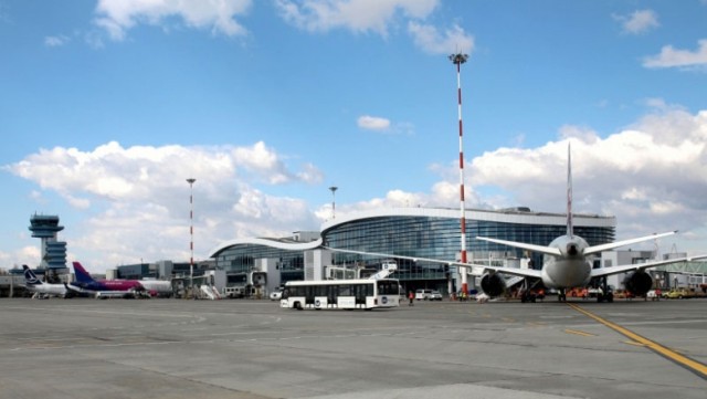 Un avion a aterizat de urgență pe Aeroportul Otopeni, după ce un pasager a făcut infarct