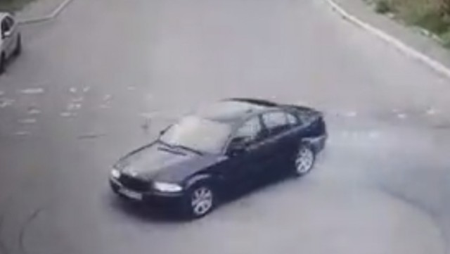 Un tânăr de 19 ani a rămas fără permis după ce a făcut drifturi pe o stradă intens circulată