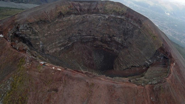 Un turist american a căzut în craterul muntelui Vezuviu în timp ce își făcea un selfie