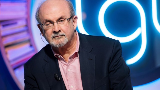 Salman Rushdie a fost scos de pe ventilator și este conștient, dar rămâne în spital