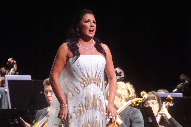 Soprana rusă Anna Netrebko pretinde compensaţii de 350.000 de dolari din partea Metropolitan Opera din New York