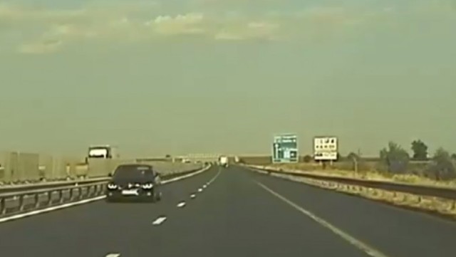 Inconștiență pe autostradă: O șoferiță a fost filmată când mergea pe contrasens. Video