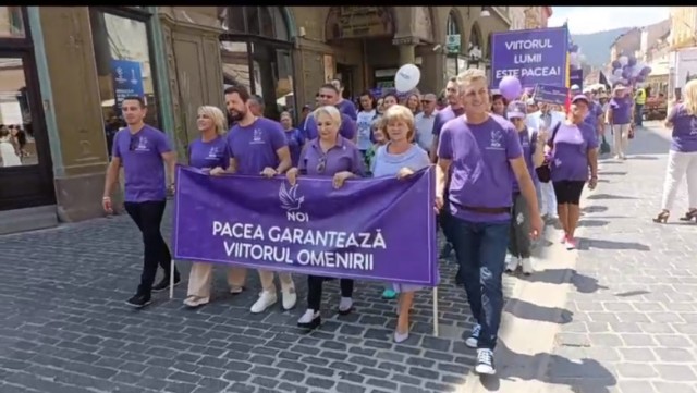 Viorica Dăncilă a plimbat 50 de oameni prin orașe să cânte: „Să fie pace pe Pământ, să fie pâine pe masă”