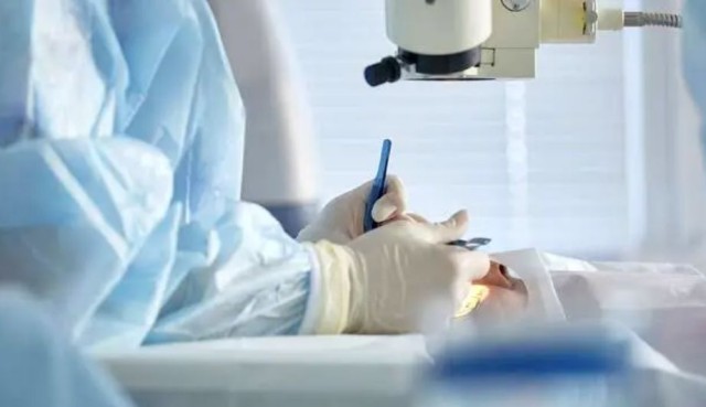 Un pacient a orbit după ce medicii i-au scos din greşeală ochiul sănătos