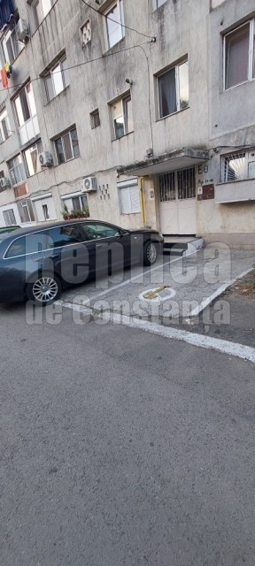 Intrarea unui bloc din Constanța blocată de o mașină parcată neregulamentar