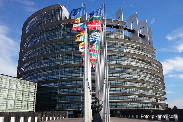 Şapte din zece români consideră că apartenenţa la UE aduce beneficii României
