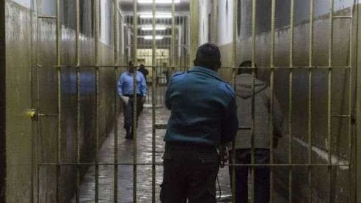 Un deținut a vrut să îi scoată ochii gardianului, că nu l-a scos la cumpărături