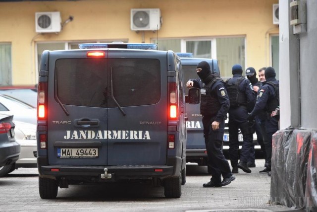 Percheziţii pentru destructurarea unor grupări infracţionale specializate în trafic de droguri
