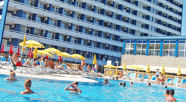 Specialiștii ne sfătuiesc să mergem la mare, în detrimentul piscinelor