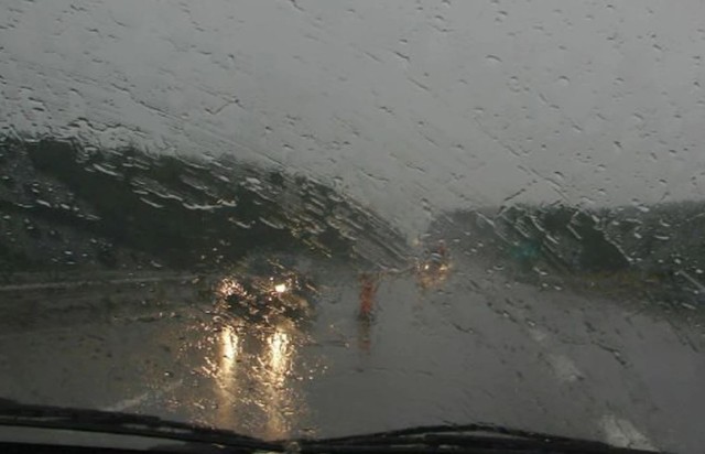 Atenție, șoferi! Se circulă în condiții de ploaie pe A2 București-Constanța