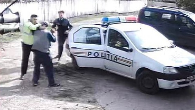 Doi polițiști și un jandarm, trimiși în judecată după ce au snopit în bătaie un bărbat care făcea scandal!