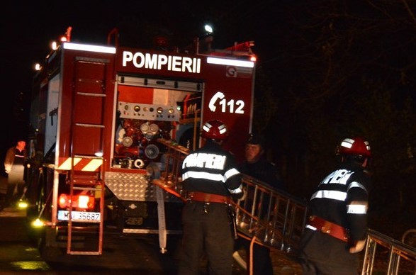 Incendiu la o casa din Nicolae Balcescu; doua persoane au ajuns la spital cu arsuri