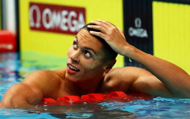 Dublul campion mondial, David Popovici, se întoarce acasă cu cele două medalii de aur