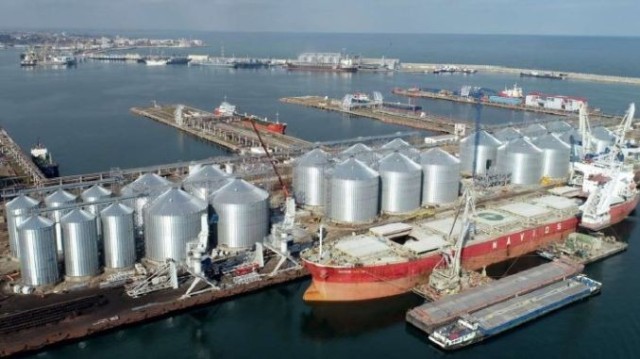 Incendiu în Port! O bandă transportatoare de la un depozit de cereale a luat foc