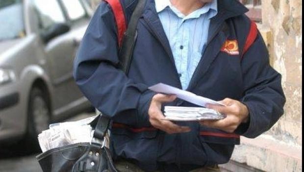Doi poştaşi, acuzaţi că timp de mai mulți ani au luat bani din pensii şi ajutoare sociale 