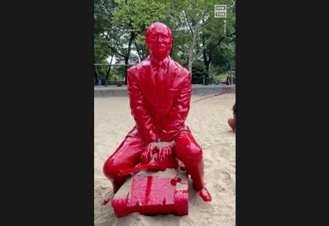 O statuie 'însângerată' care îl înfățișează pe Vladimir Putin a fost instalată în Manhattan. Video