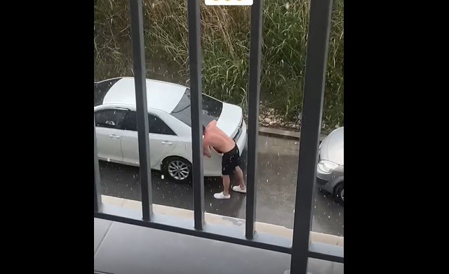 A decis să facă economie la apă, că tot a fost potop la Constanța! Video