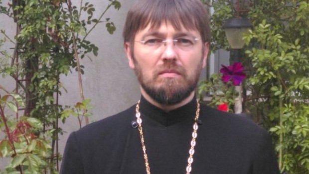Preotul condamnat pentru fraudă cu fonduri europene poate părăsi țara