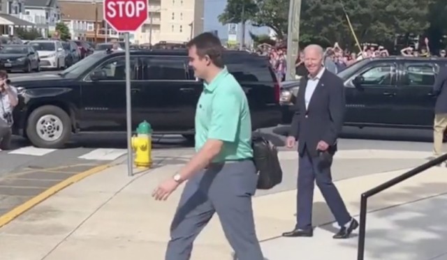Joe Biden a țopăit pentru jurnaliști ca să le arate că se simte bine, după ce a căzut de pe bicicletă. Video