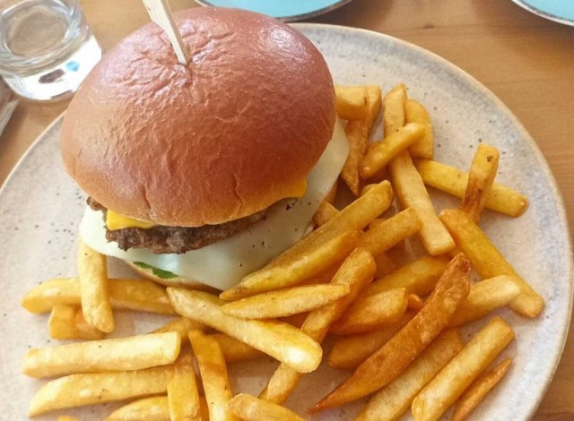 Cât a ajuns să coste un simplu burger pe insula Thassos din Grecia