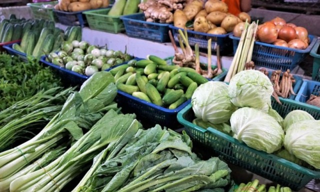 Pieţarii aruncă legumele la gunoi. Prea scumpe, rămân pe tarabă