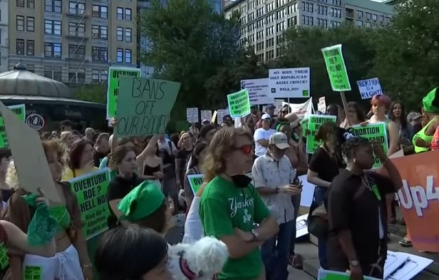 Proteste mamut în Boston și New York, după interzicerea avorturilor în SUA. Video