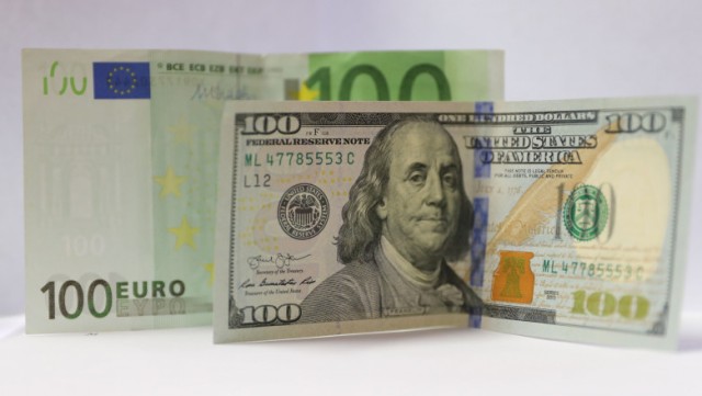Dolarul american va continua să crească în raport cu euro