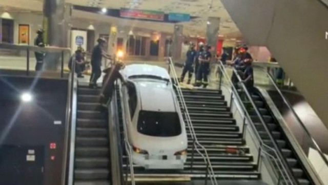 Un șofer drogat a rămas blocat cu mașina furată pe scările unei stații de metrou