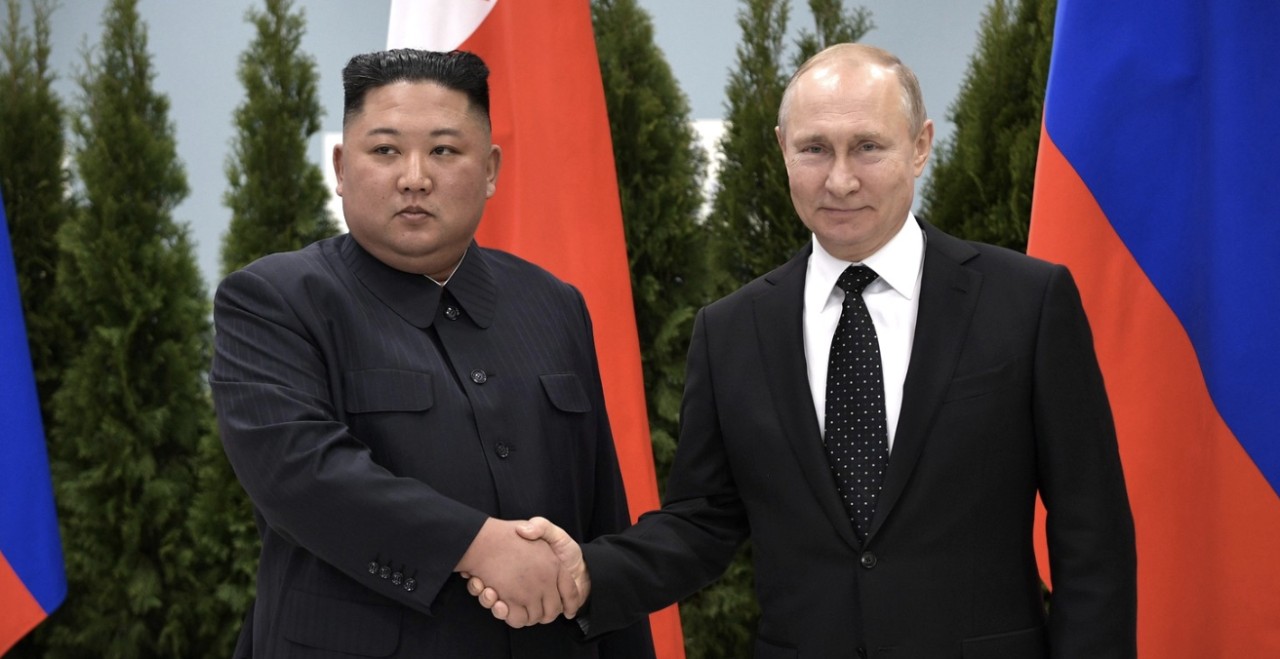 Putin bate palma cu Kim Jong-Un
